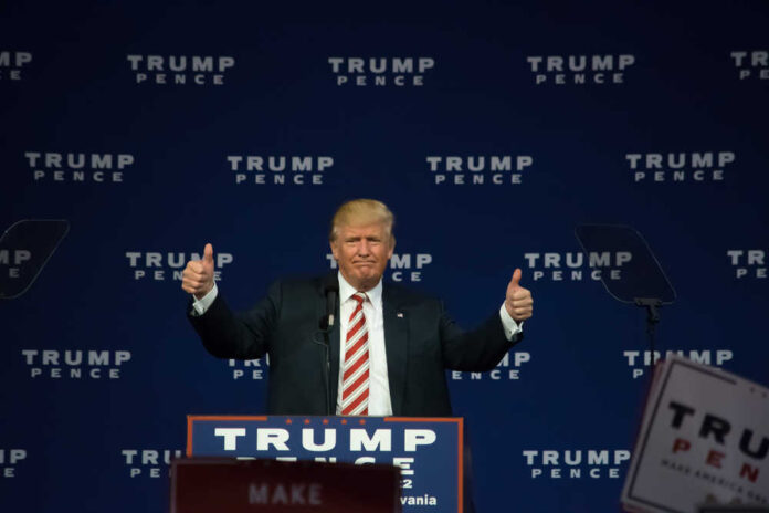 Aston,,Pa,-,September,22,,2016:,Donald,Trump,Giving,The