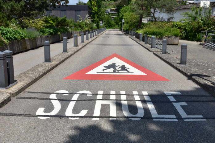 Warning,Sign,Of,The,Way,To,School,In,German,Language