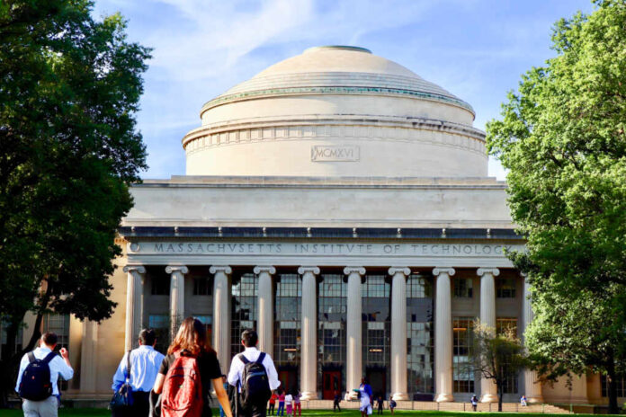 Mit,Students,Walking,Towards,The,Famous,Dome,,Massachusetts,Institute,Of