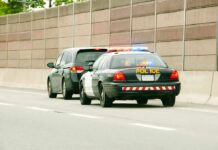 ICE Pursuit Wrecks Mayor’s Family Police car with flashing lights stops a minivan on highway